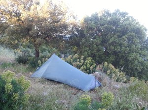 Zelt auf steinharten, unebenen Boden