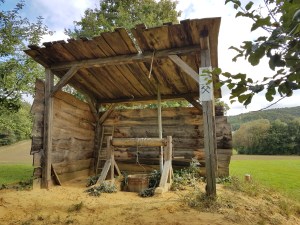 Nachgebauter Zugang zu einem kleinen Ockerbergwerk