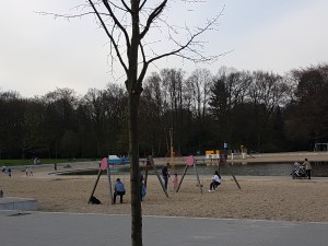 Großes Planschbecken im Stadtpark