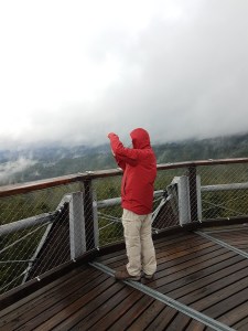 Die rote Jacke ist praktisch der einzige Farbklecks